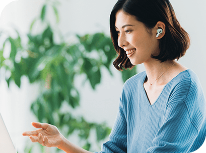 オンラインミーティングも快適に。ステレオスピーカーとノイズキャンセリングマイク搭載。